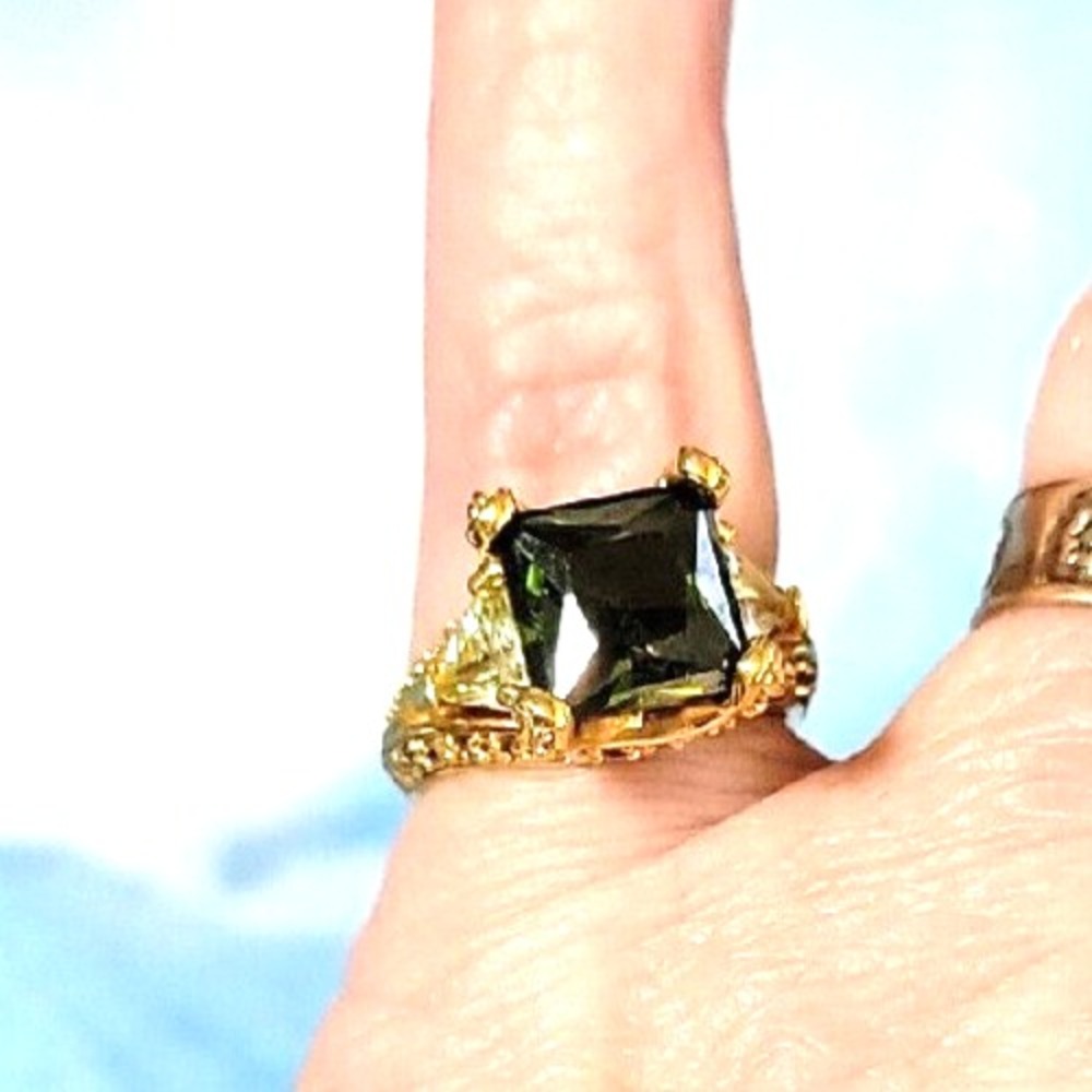 Vintage Green Ring Mogul Style Faceted Glass Gold Tone Cocktail Size 7